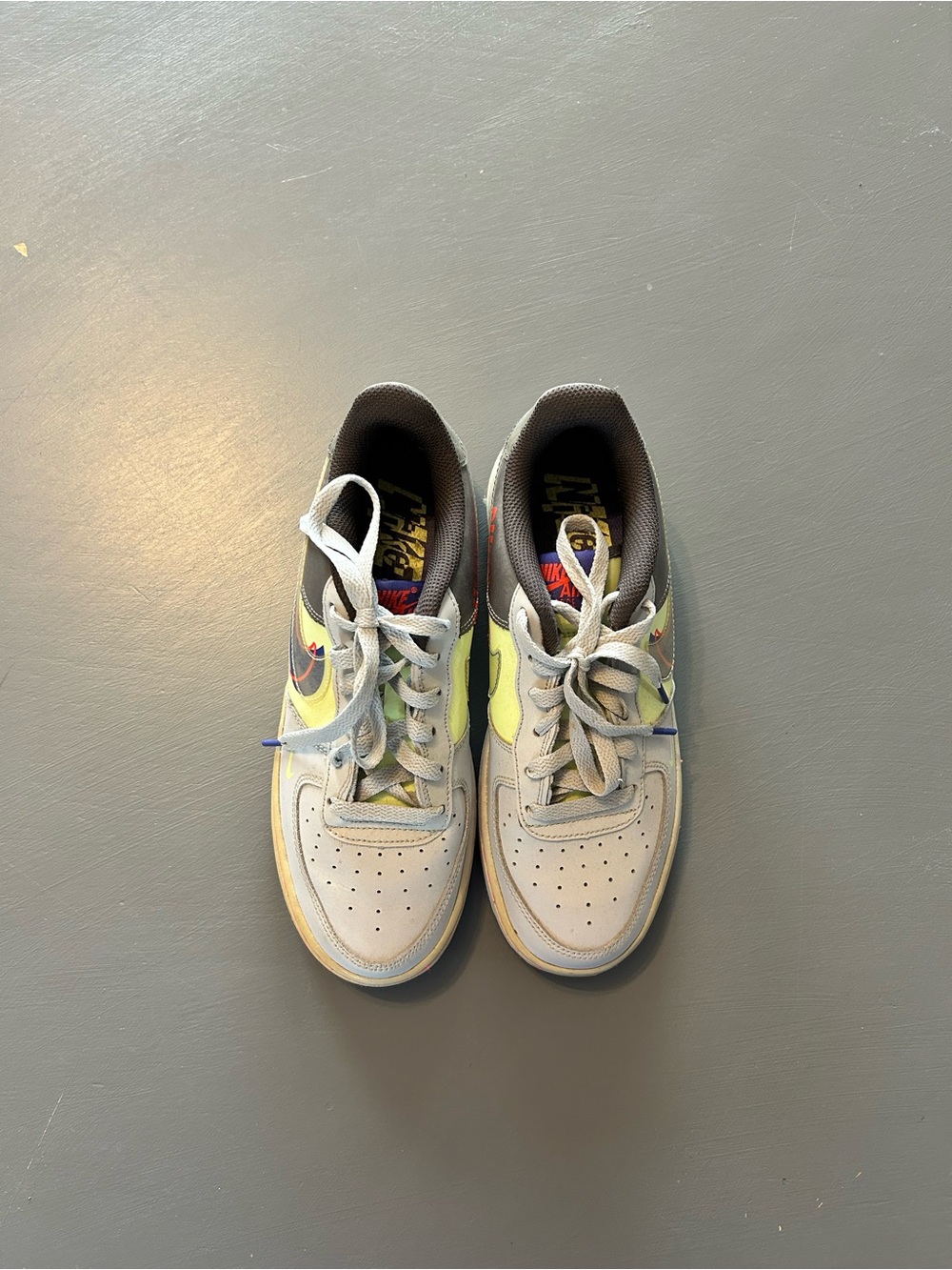 Nike Kids Low-Top Sneakers in Light Gray with Neon Yellow Swoosh